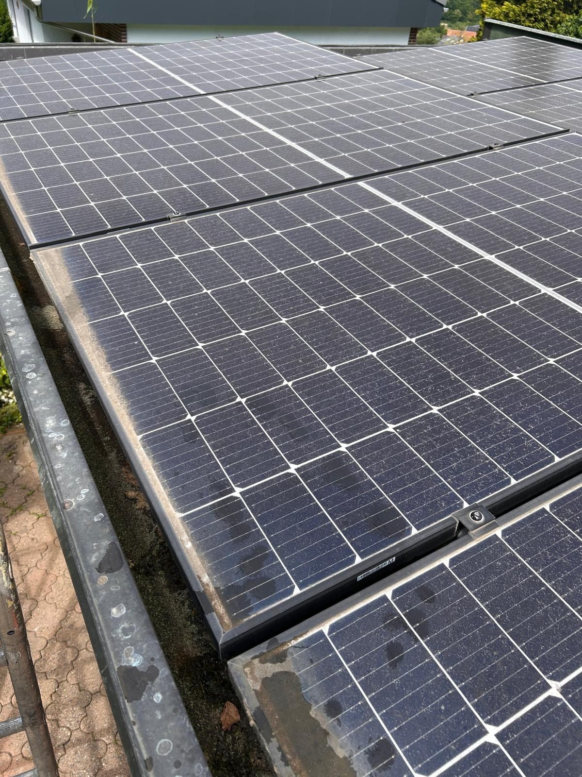 Wie oft PV-Anlage reinigen lassen? ROI-Guide Basel