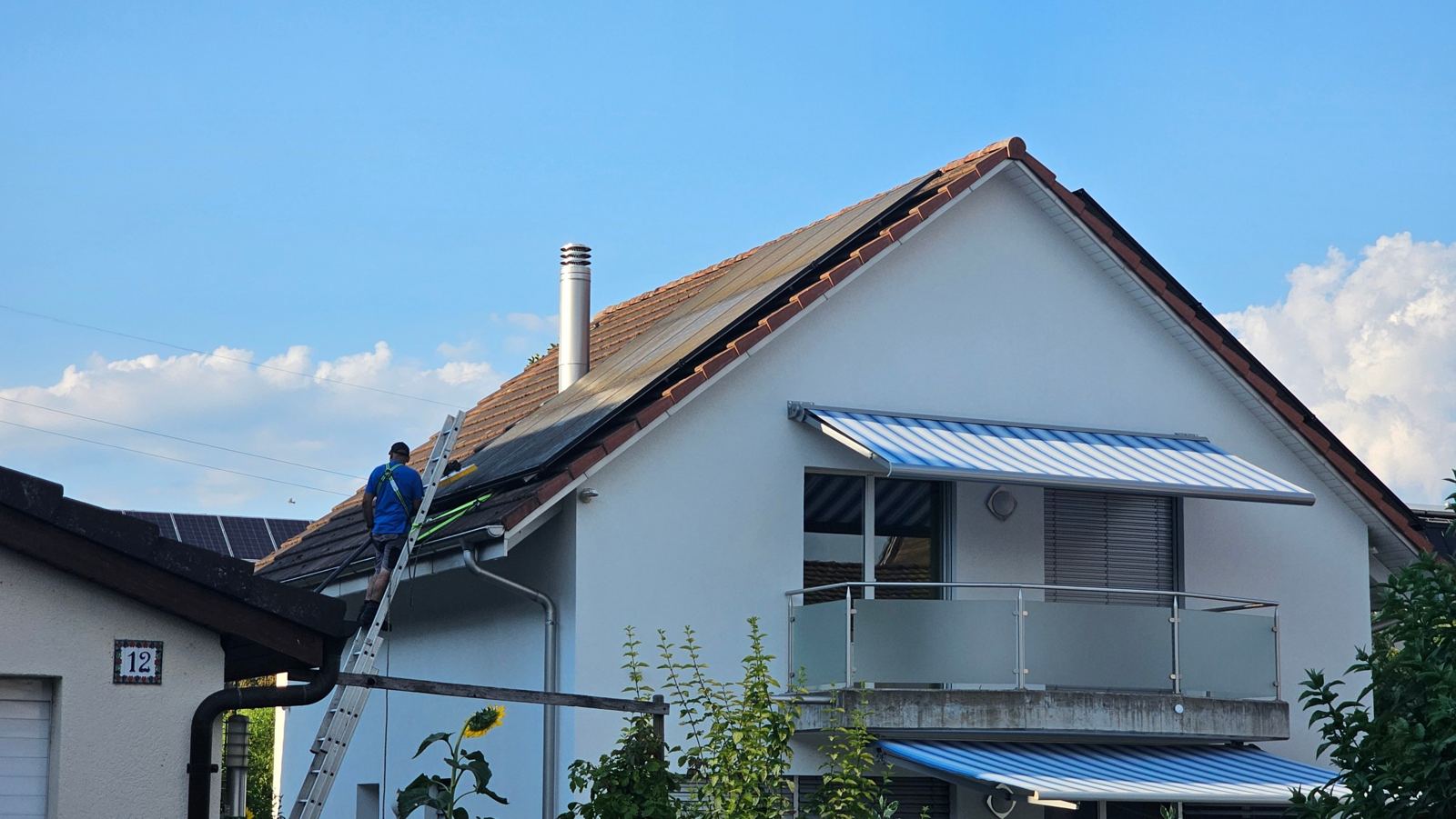 PV-Reinigung Basel: Wie oft & welche Firma? | Outclean
