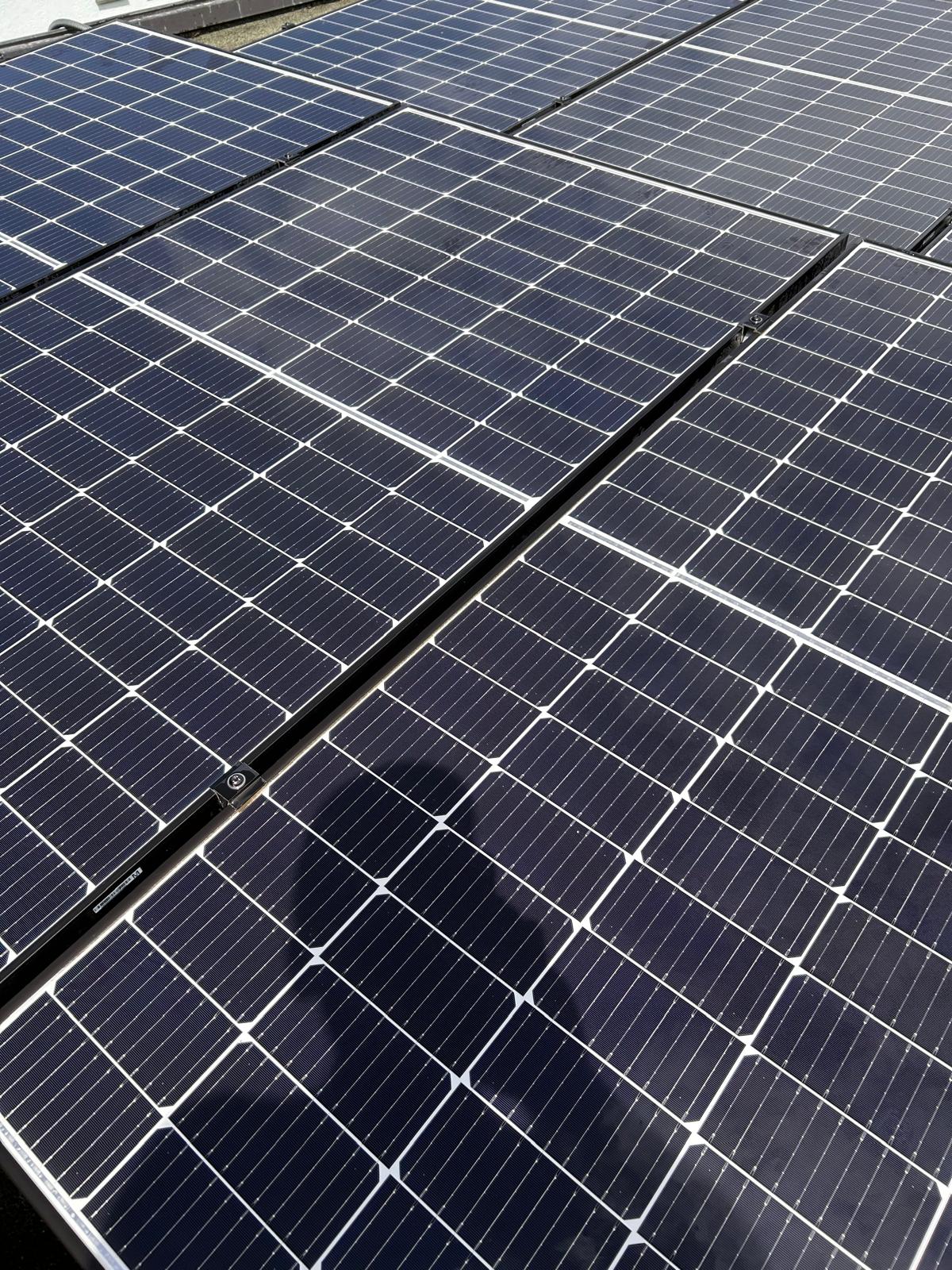 Saubere Photovoltaikanlage nach der Outclean-Reinigung