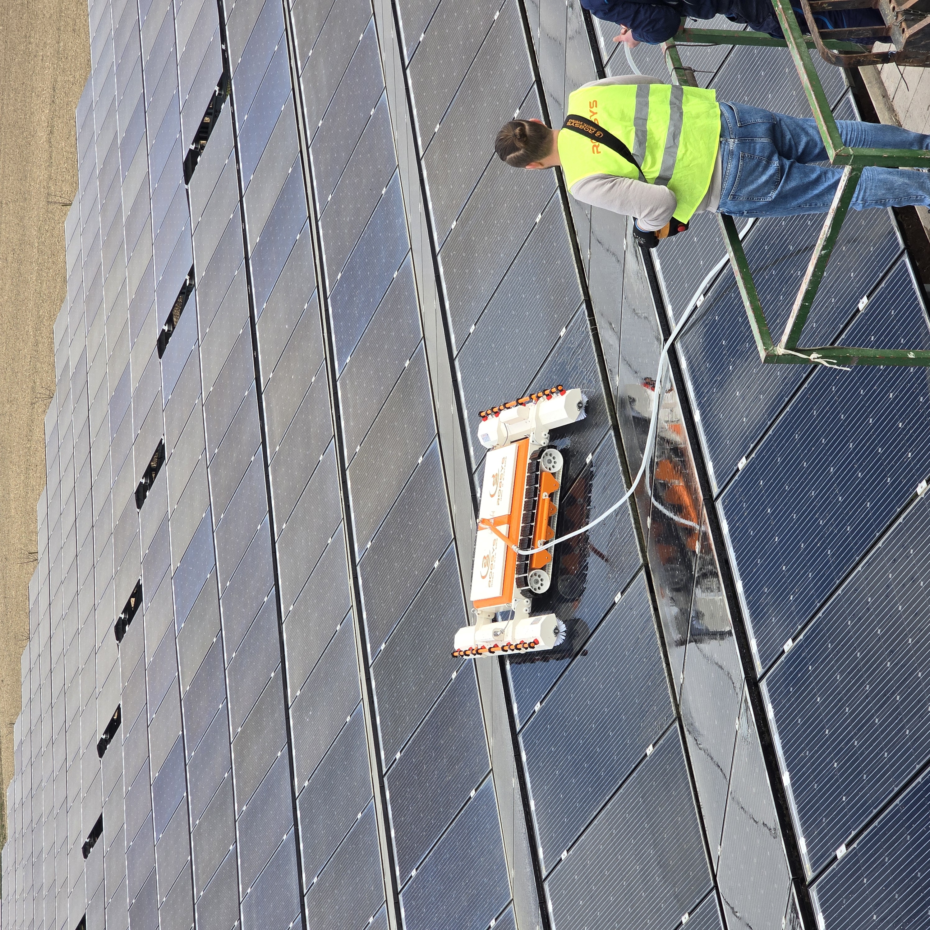 Outclean reinigt eine Solaranlage mit Reinigungsroboter