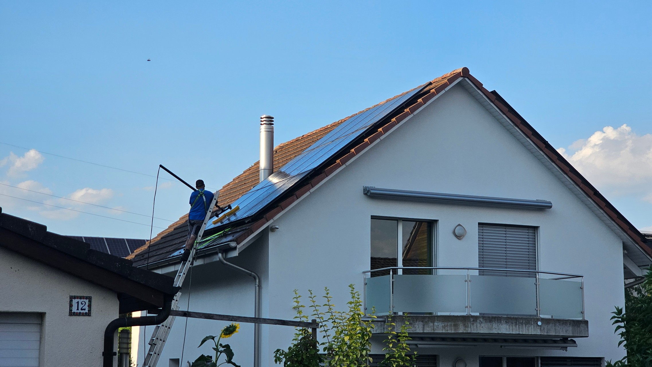 Solaranlagenreinigung auf dem Steildach eines Einfamilienhauses in der Region Basel