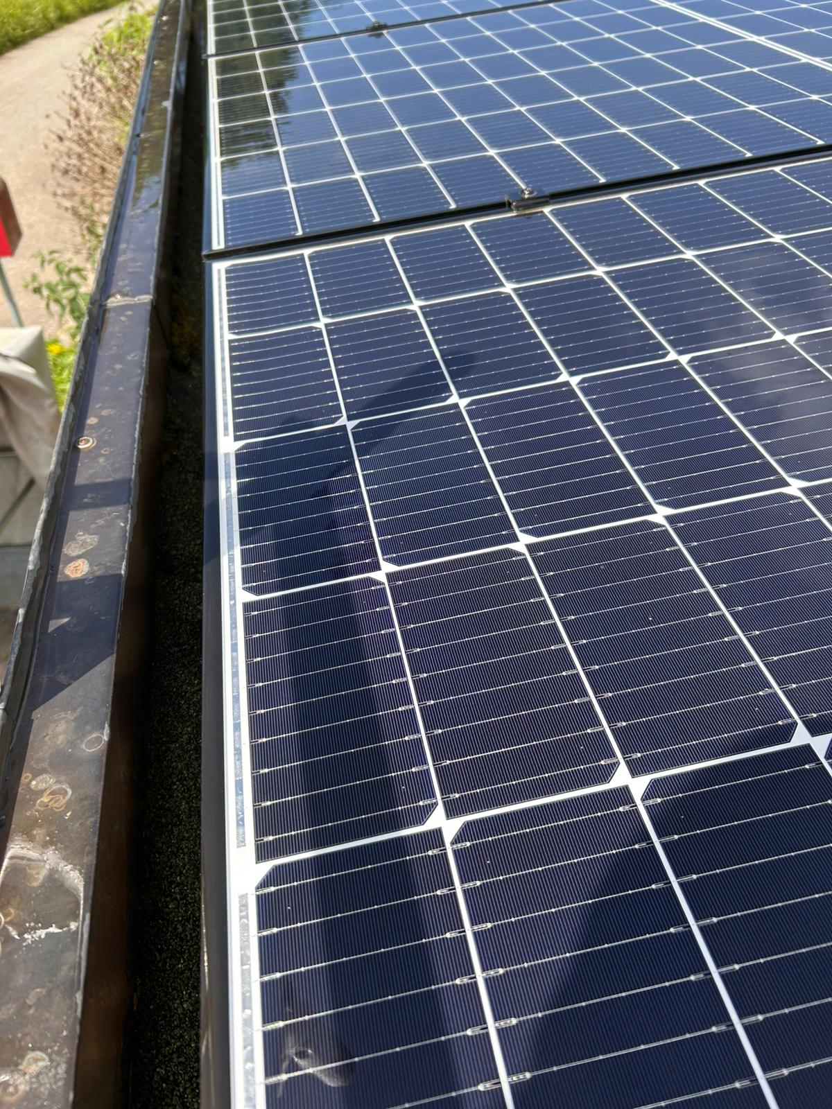 Vorher-Nachher-Vergleich verschmutzter und gereinigter Solarmodule
