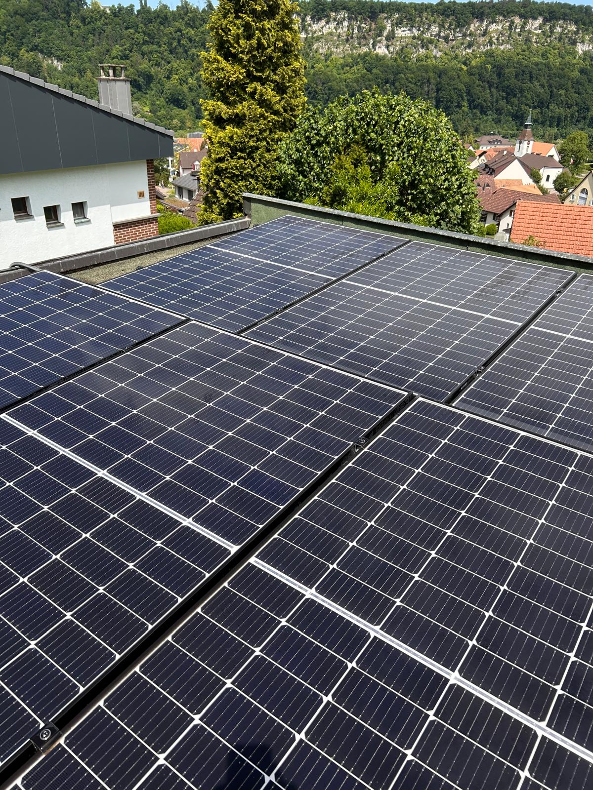 Gereinigte Photovoltaikanlage auf einem Flachdach