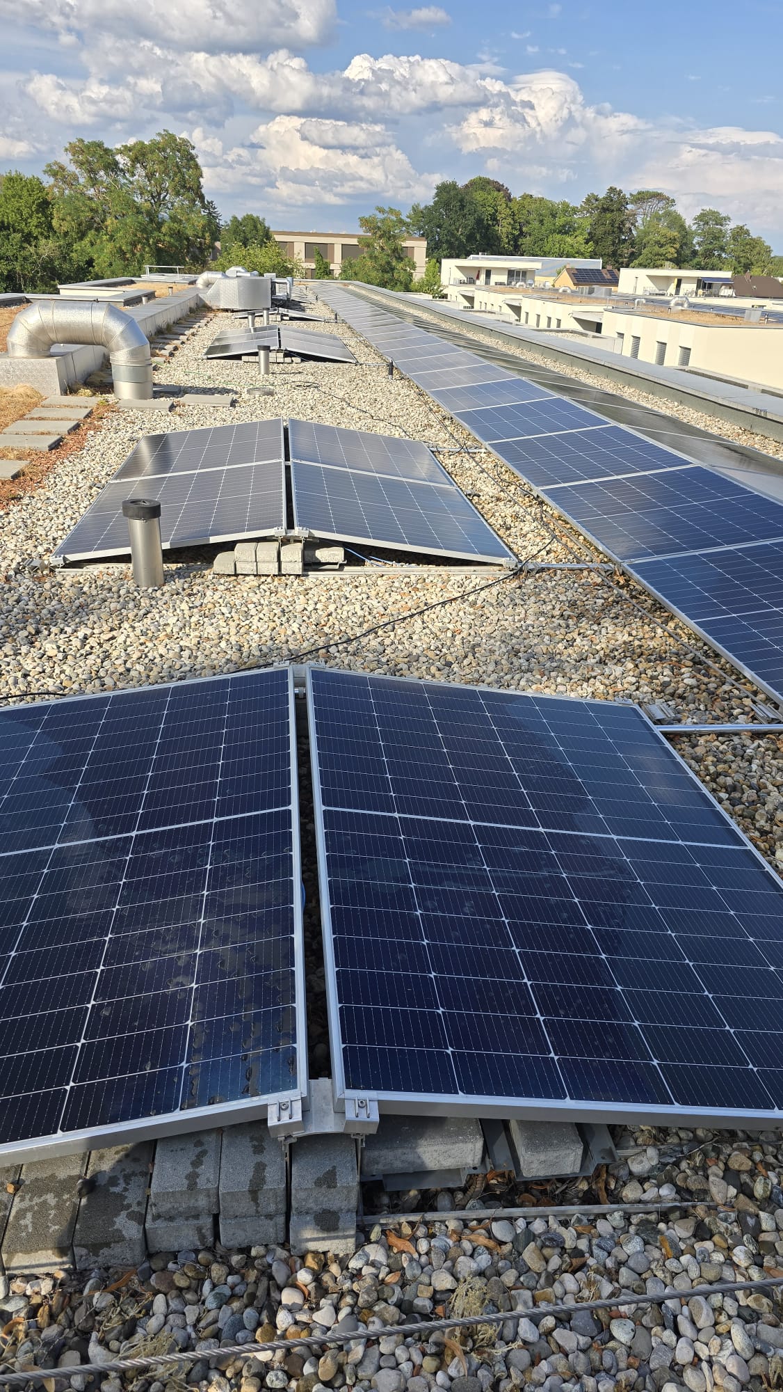 Solaranlagenreinigung auf einem Flachdach in Marin-Epagnier NE