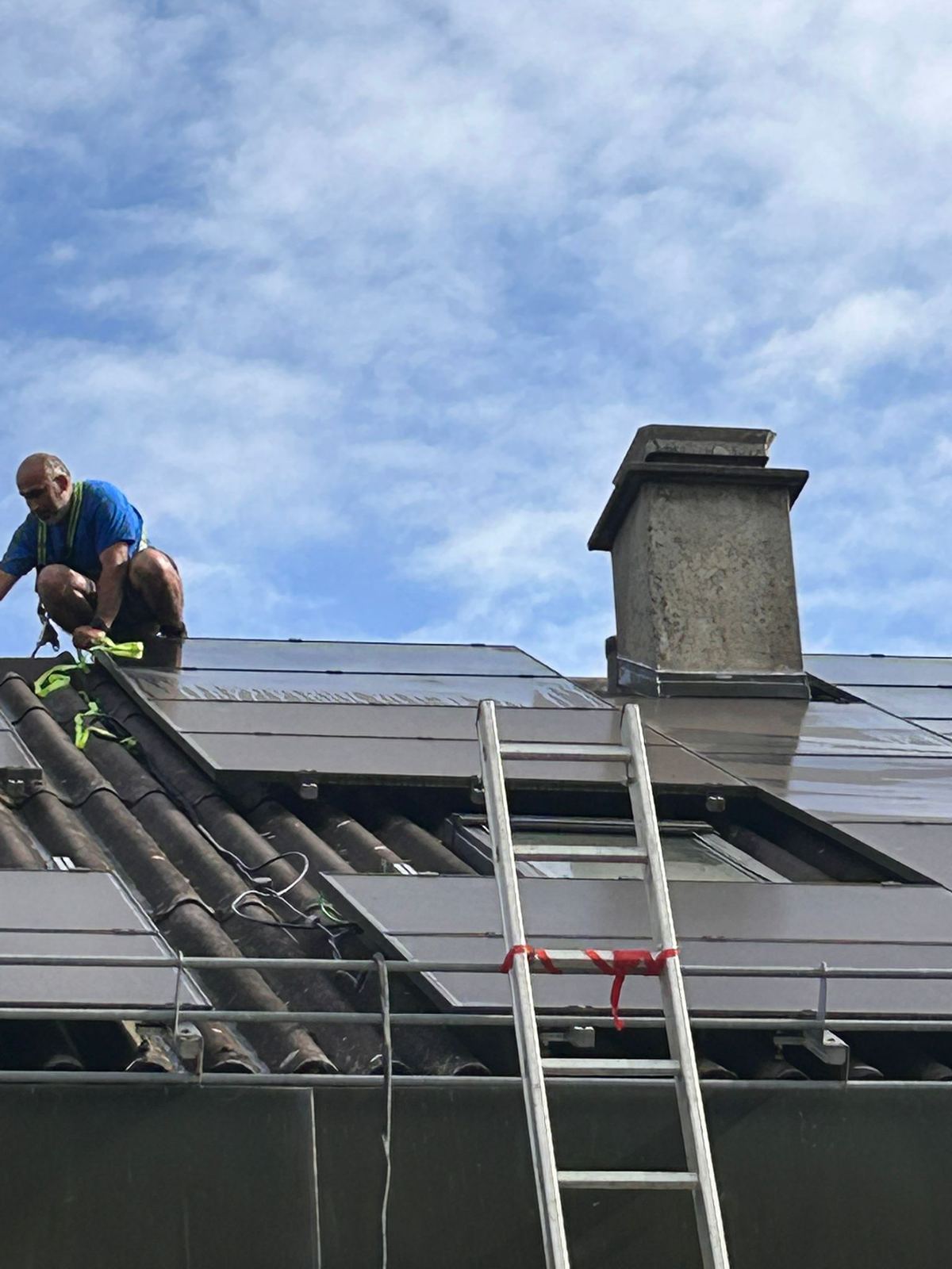 Fachkraft bei der Reinigung von Solarmodulen