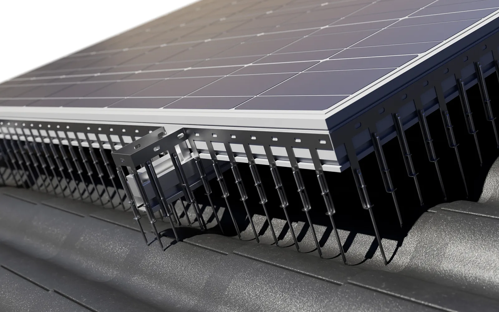Nahaufnahme der Edelstahl-Spikes unter der Kante eines Solarmoduls